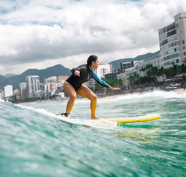 Milla surfando uma onda